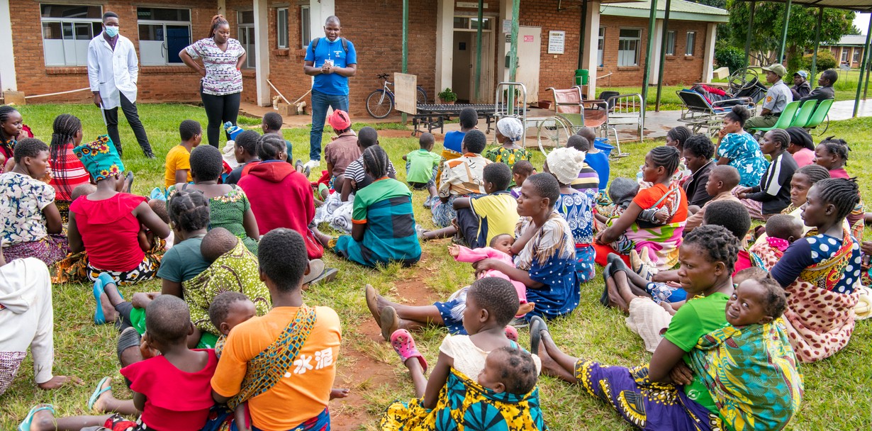 During a 2023 Operation Smile Malawi nutrition program, nutritionist Justin Chitedze of Malawi speaks to patients' families during his demonstration at Mzuzu Central Hospital.