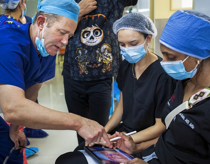 Surgeon Dr. Billy Magee speaks with Global Surgery Fellow Atenas Bustamante and surgical resident Priyanka Naidu.