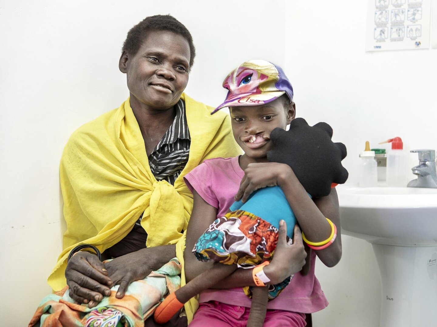 Noemia and her mother, before surgery.