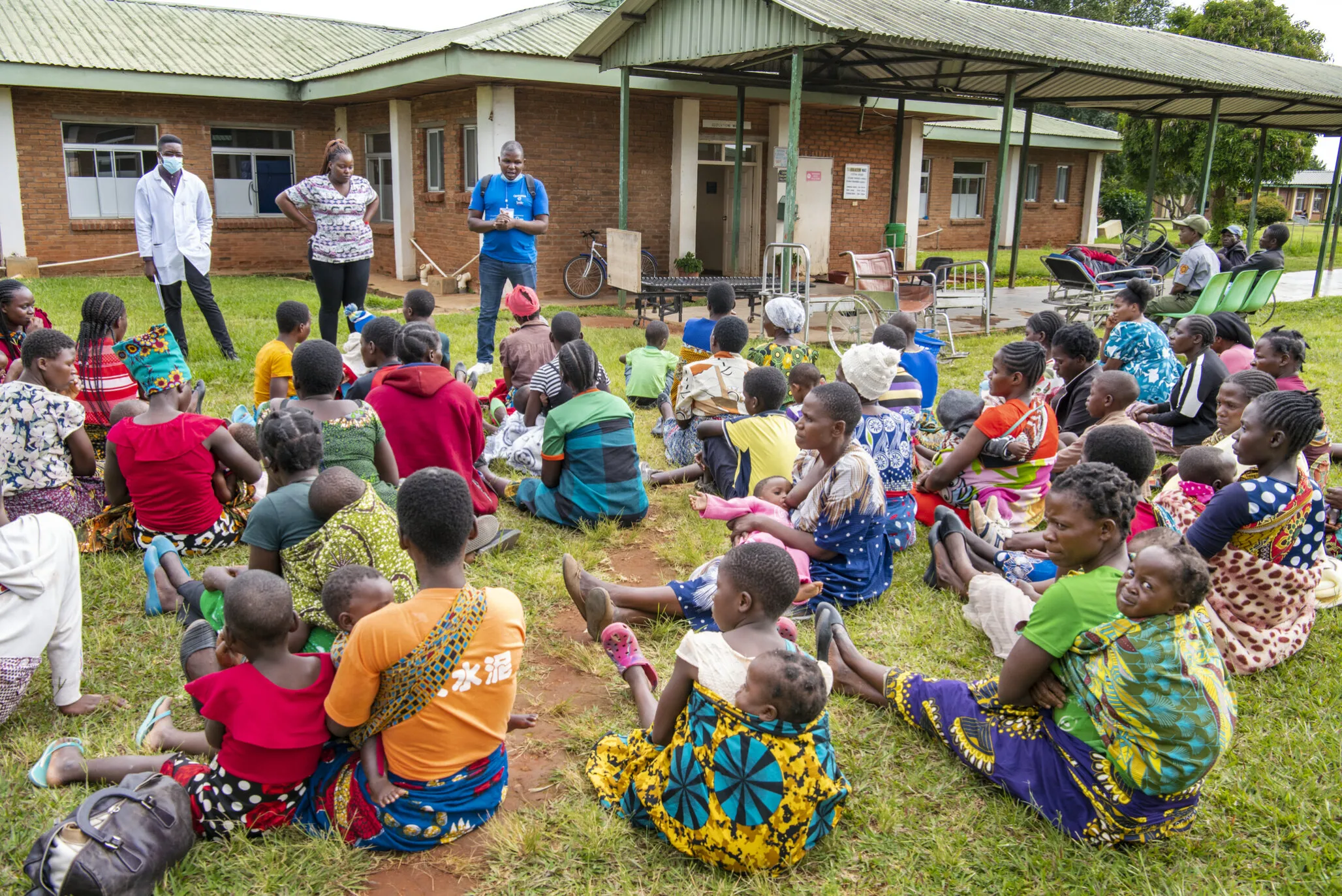 At an Operation Smile Malawi nutrition program, nutritionist Justin Chitedze of Malawi speaks to patients’ families during his demonstration at Mzuzu Central Hospital.
