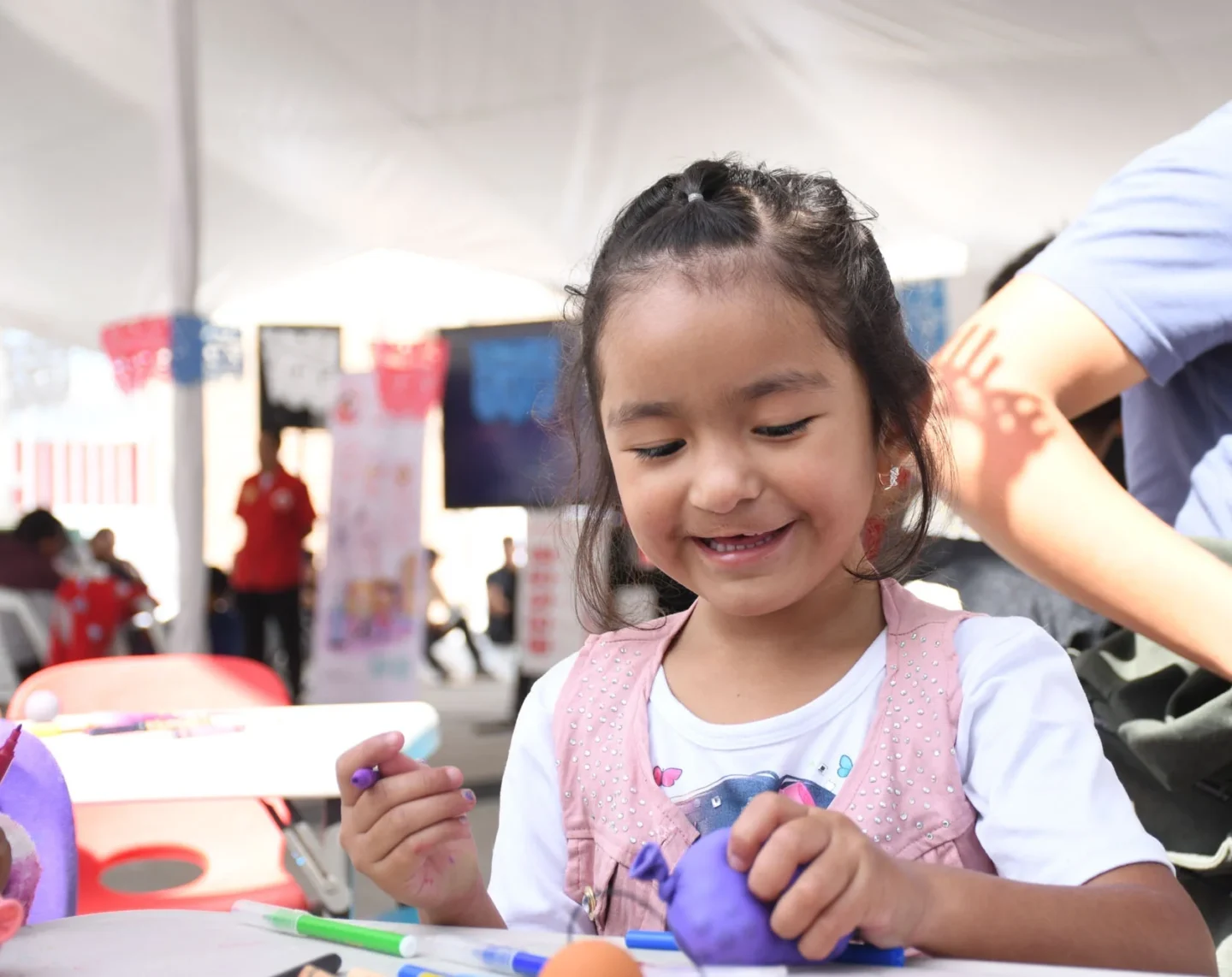 Five-year-old Li colors with markers.