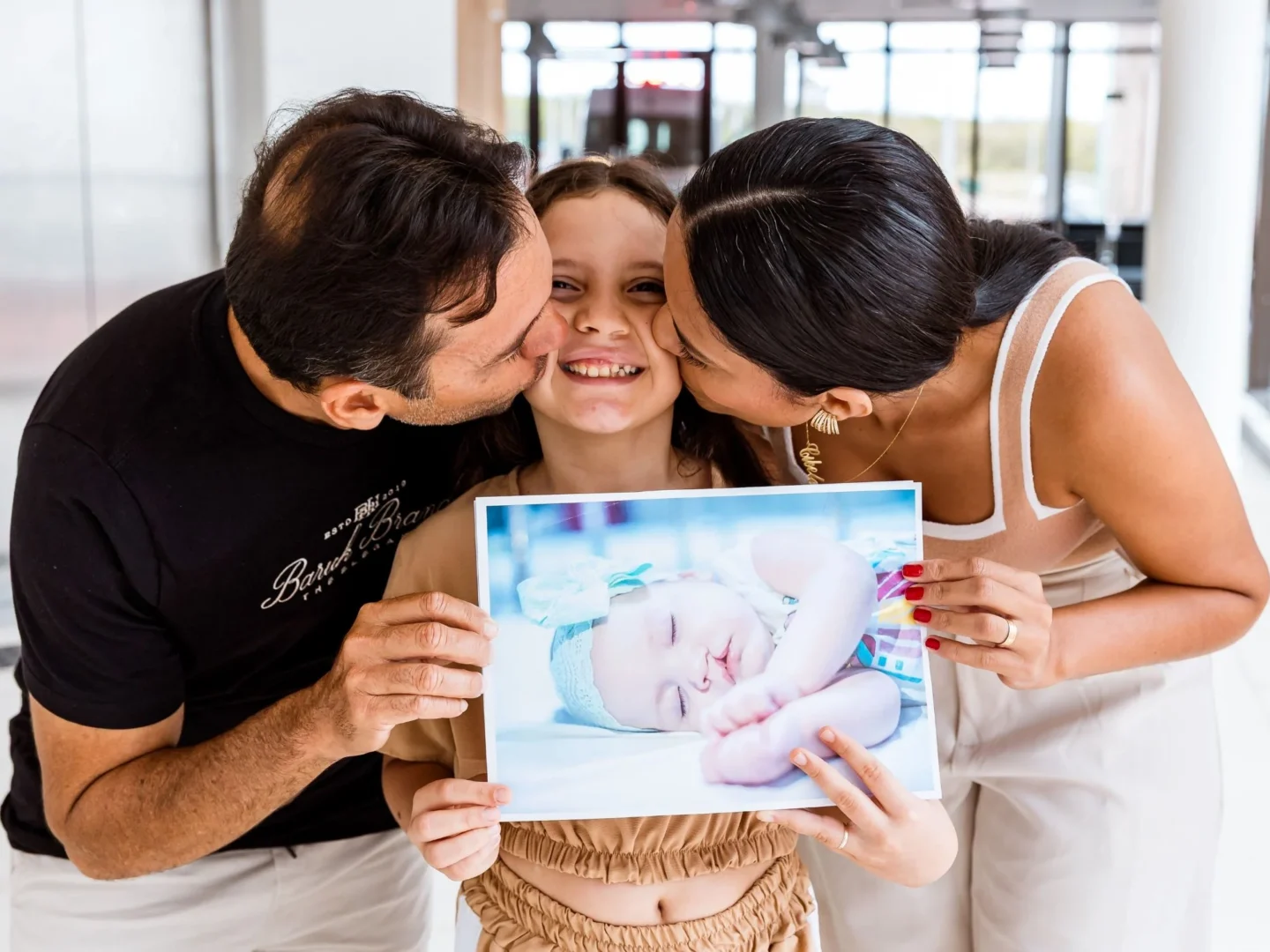 Patient Anna Clara poses with her patients and her before photo.