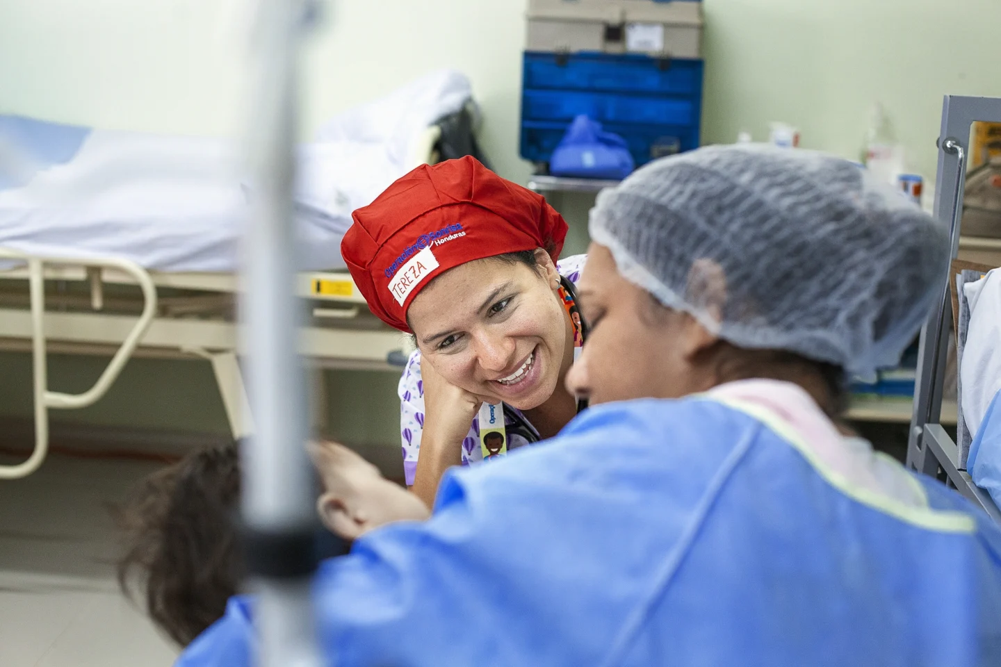 Dr. Tereza Sigaud visits with a patient after surgery.