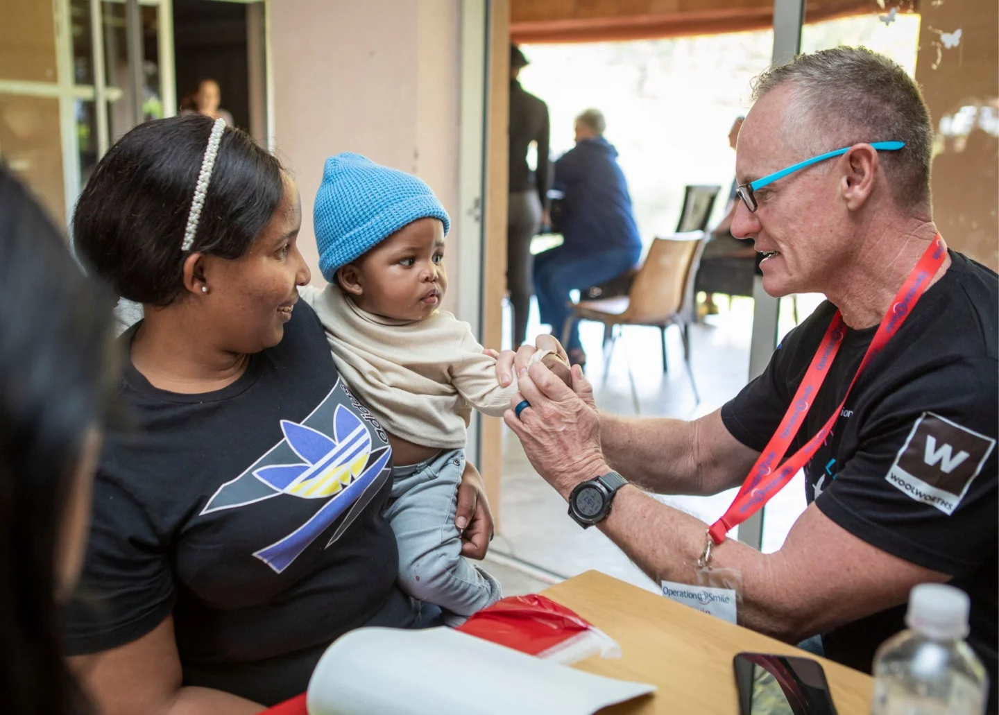 Dr. Gavin Jones, MBBCh, FRCA, MBA, FCA, M.Med., speaks with a patient's family.